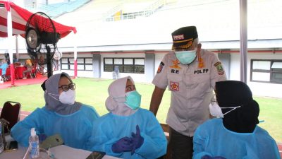 Wali Kota Bekasi Rahmat Effendi menyapa para tenaga medis atau vaksinator covid-19 di Stadion Patriot Candrabhaga. Foto: Ist/Gobekasi.id