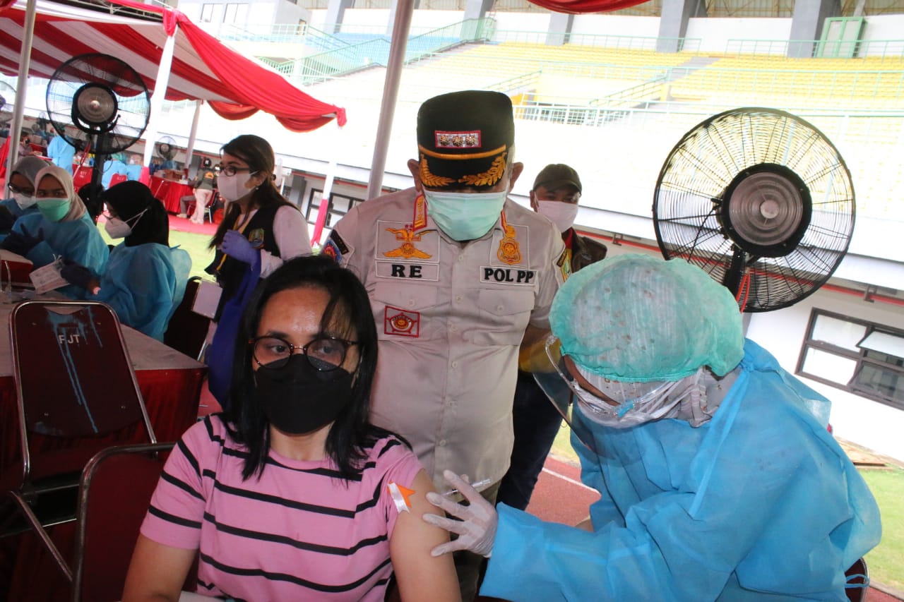 Wali Kota Bekasi Rahmat Effendi melihat langsung pelaksanaan vaksinasi massal kepada 25.000 peserta di Stadion Patriot Candrabhaga. Foto: Ist/Gobekasi.id