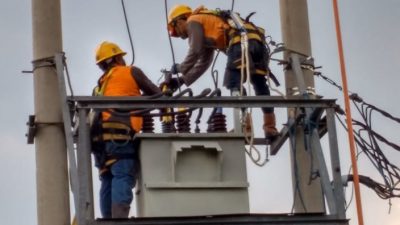 Petugas PLN menjaga kehandalan pasokan listrik. Foto: Ist/Gobekasi.id