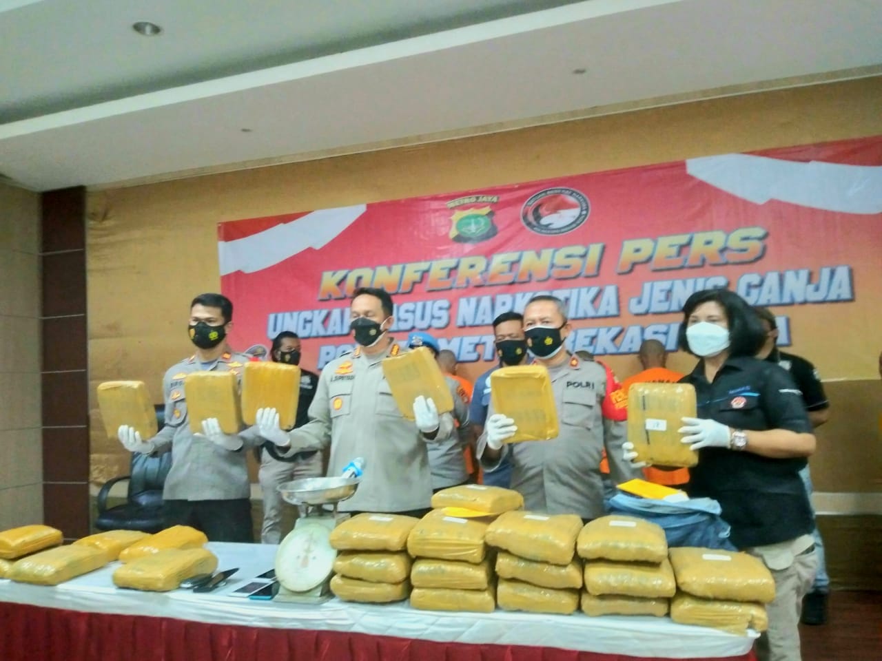 Kapolres Metro Bekasi Kota Kombes Pol Alosyius Suprijadi saat jumpa pers menunjukkan barang bukti 36 kg ganja dari lima genbong narkoba, Jumat (2/7/2021). Foto: Yessiana/Gobekasi.id