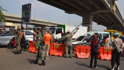 Petugas memasang Barier untuk mengalihkan arus lalu lintas dari Jakarta menuju Kota Bekasi di Sumber Artha. Foto: Ist/Gobekasi.id