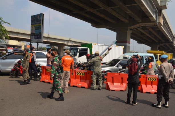 Petugas memasang Barier untuk mengalihkan arus lalu lintas dari Jakarta menuju Kota Bekasi di Sumber Artha. Foto: Ist/Gobekasi.id