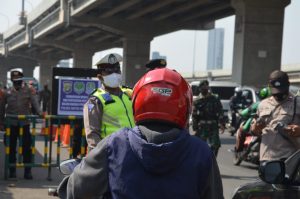 Petugas memberhentikan pemotor yang melinta di Jalan KH.Noer Ali, Kalimalang, Bekasi Barat, Kota Bekasi dalam penerapan PPKM Darurat, Sabtu (3/7/2021). Foto: Ist/Gobekasi.id