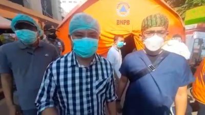 Dirut RSUD Kota Bekasi Kusnanto Saidi (tengah) saat memberikan keterangan pemindahan 100 pasien ke gedung D