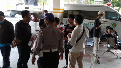 Rekan korban menunggu dan diinterograsi oleh polisi di Rumah Sakit Hermina Galaxy. Foto: Ist/Gobekasi.id