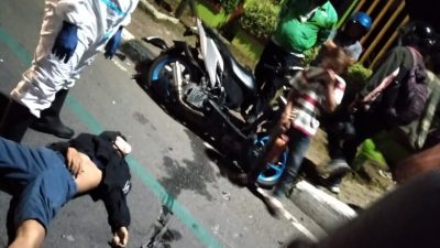 Kondisi pengemudi sepeda motor tergelat di Jalan Ahmad Yani. Foto: Yessiana/Gobekasi.id