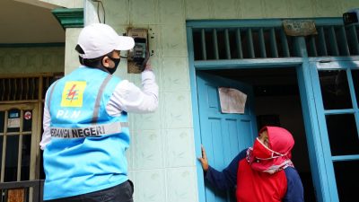 Petugas PLN memberikan pemahaman kelistrikan kepada warga