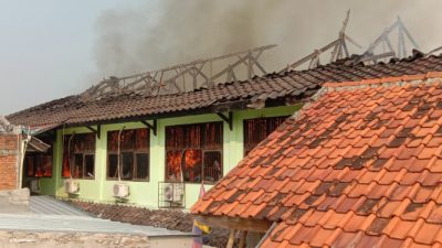 Api membakar sejumlah ruangan SMP Islam Raudhlatul Jannah di Jalan Agus Salim, Kelurahan Bekasi Jaya, Kecamatan Bekasi Timur, Kota Bekasi.