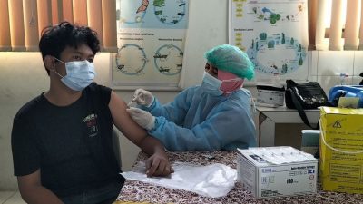 Vaksinasi terhadap pelajar di Kota Bekasi