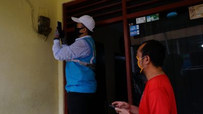 Petugas PLN memberikan pemahaman kelistrikan kepada warga