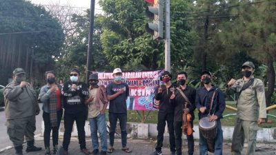 Kelompok Penyanyi Jalanan Sosiaisasi soal Vaksinasi Covid ke pengendara di Jalan Chairil Anwar, Bekasi Timur, Kota Bekasi. Foto: Gobekasi.id