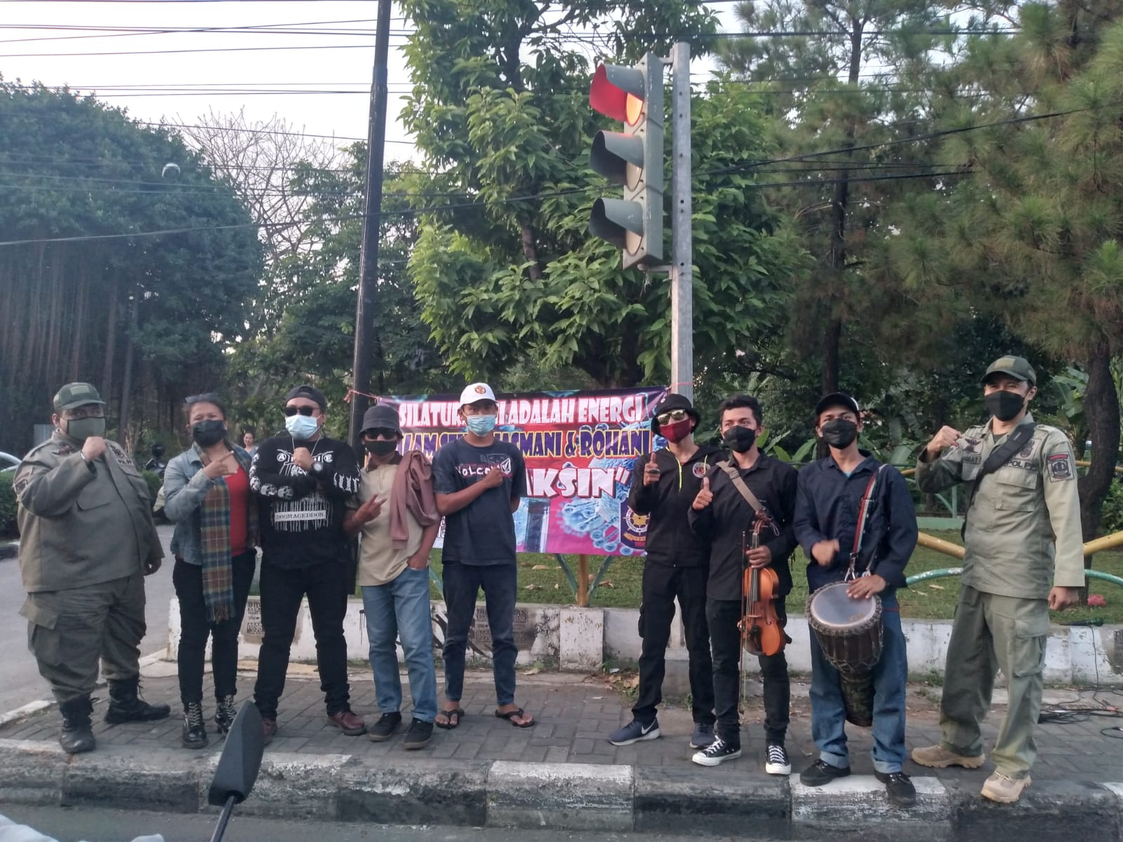 Kelompok Penyanyi Jalanan Sosiaisasi soal Vaksinasi Covid ke pengendara di Jalan Chairil Anwar, Bekasi Timur, Kota Bekasi. Foto: Gobekasi.id