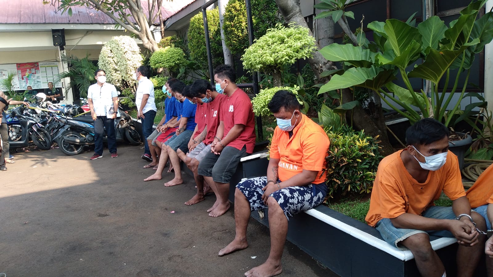 Pelaku curanmor yanh ditangkap Polres Metro Bekasi Kota dengan barang bukti 28 unit sepeda motor berbagai macam jenis, Selasa (28/9/2021). Foto: Gobekasi.id
