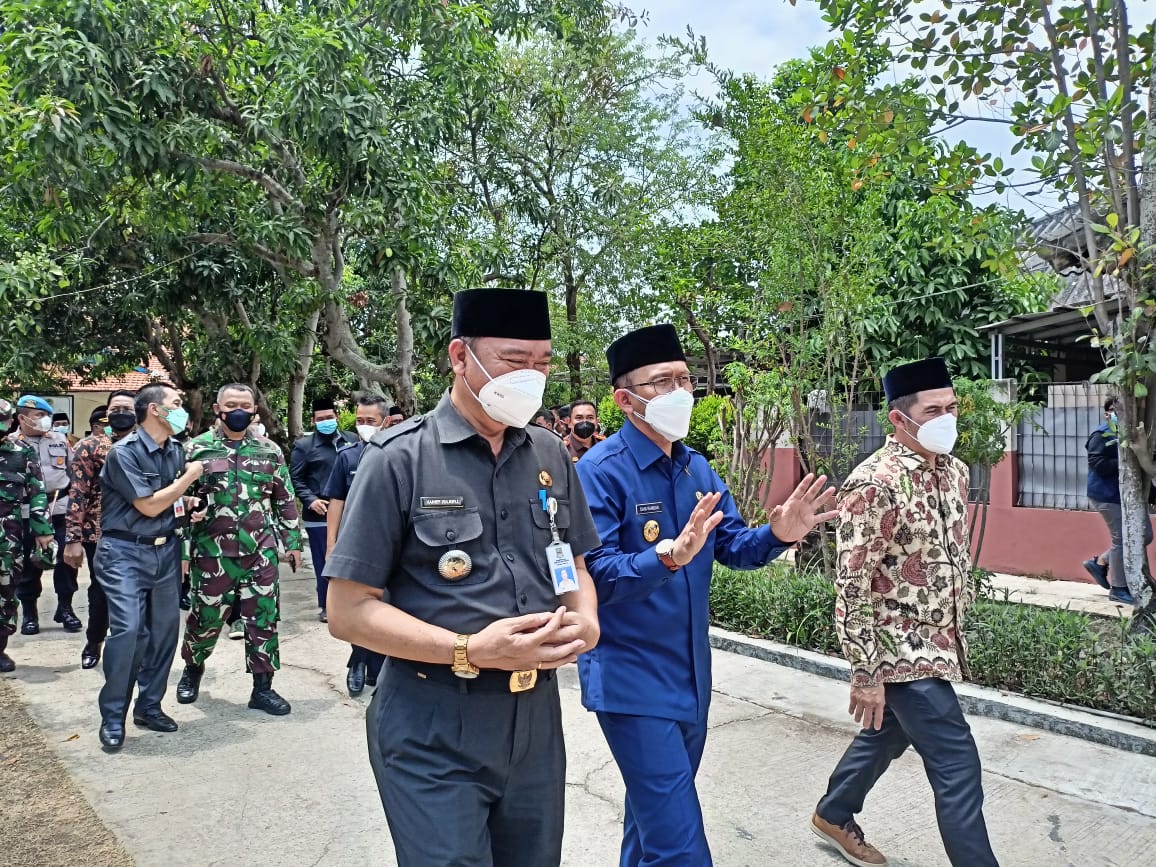 Pj Bupati Bekasi Dani Ramdan saat hendak meninjau pelaksanaan vaksinasi covid di wilayahnya