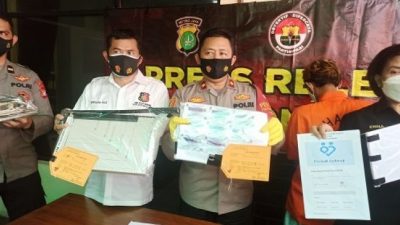 Polisi menunjukan barang bukti kartu vaksin palsu