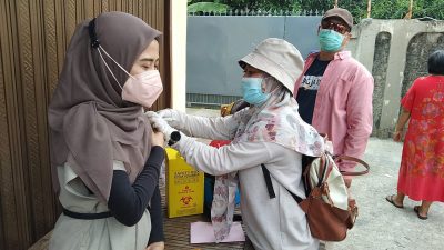 Warga pondok Gede jalani vaksinasi Covid.