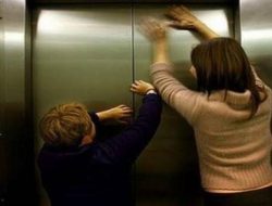 7 Pengunjung Mal Blu Plaza Terjebak Dalam Lift Sampai Sesak Nafas