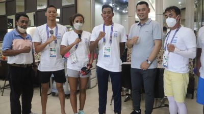 Atlet Kabupaten Bekasi Aflah Fadlan Prawira saat disambangi tim Satuan Pelaksana (Satlak) Monitoring, KONI Kabupaten Bekasi, di Kota Jayapura. FOTO: DANI MOSES/NEWSROOM DISKOMINFOSANTIK KAB BEKASI.
