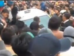 Mobil Putih di Perlintasan Stasiun Bekasi Timur Dikepung Massa, Ternyata Pencuri