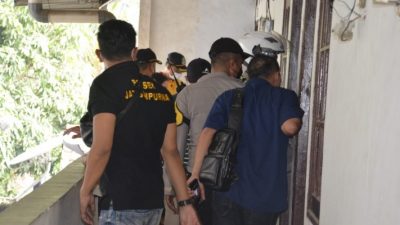 Aparat gabungan tengah melakukan razia di kontrakan yang diduga menjadi tempat prostitusi online di wilayah Kelurahan Jatirangga, Jatisampurna, Bekasi, Rabu (24/11/2021) kemarin.