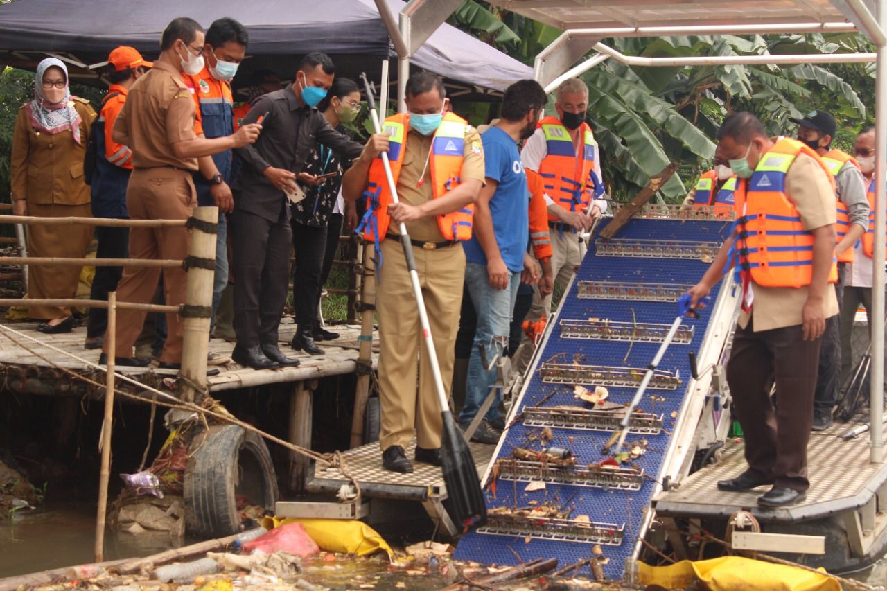 Wakil Wali Kota Bekasi Perkenalkan Seehamster, Alat Pembersih Kali dari Jerman