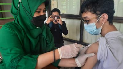 Masyarakat jalani vaksinasi moderna di Stadion PCB