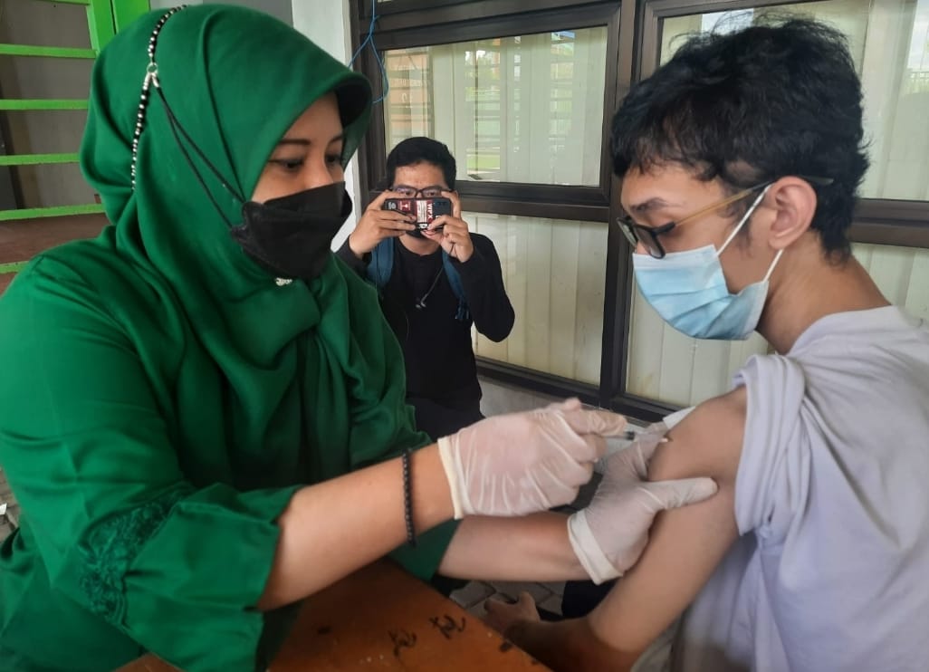 Masyarakat jalani vaksinasi moderna di Stadion PCB