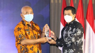 Wali Kota Bekasi menerima penghargaan
