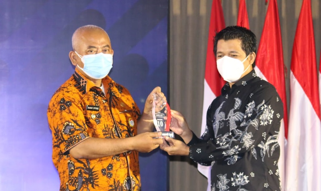 Wali Kota Bekasi menerima penghargaan