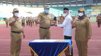 Penandatanganan nota kesepahaman (MoU) terkait pengembangan manajemen keuangan pemerintah Kota Bekasi saat Apel Pagi di Stadion Patriot Candrabhaga, Senin (22/11/2021).