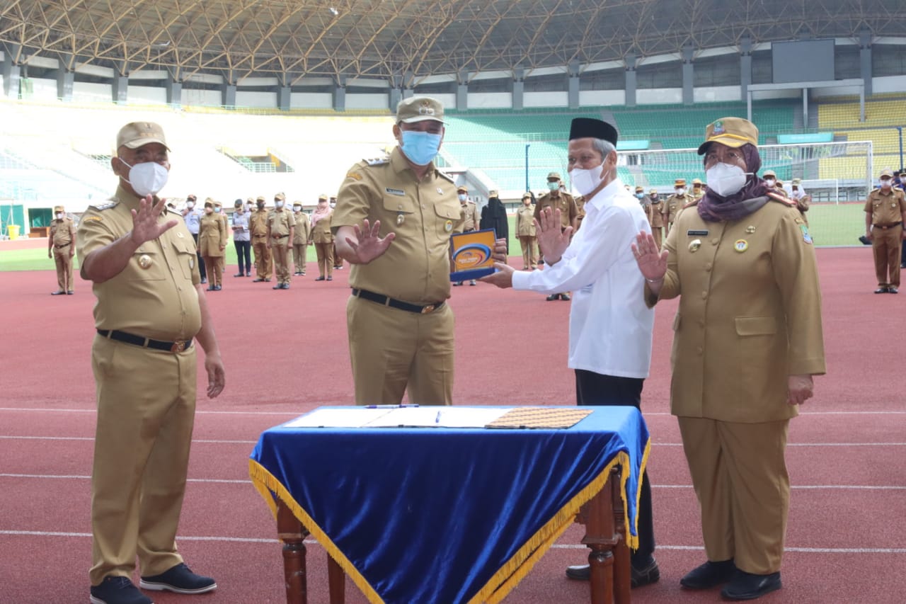 Penandatanganan nota kesepahaman (MoU) terkait pengembangan manajemen keuangan pemerintah Kota Bekasi saat Apel Pagi di Stadion Patriot Candrabhaga, Senin (22/11/2021).