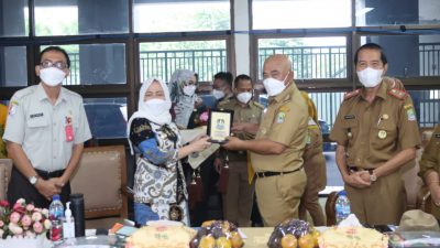 Penyerahan cinderamata oleh Wali Kota Bekasi Rahmat Effendi kepada Bupati Bojonegoro