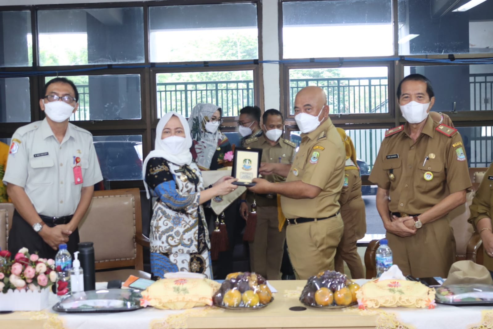 Penyerahan cinderamata oleh Wali Kota Bekasi Rahmat Effendi kepada Bupati Bojonegoro