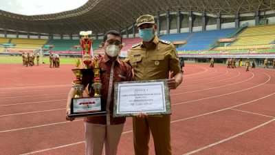 Kepala sekolah SD Labschool Cibubur Buang Raharjo menerima penghargaan dari ajang lomba perpusatakaan yang diselenggarakan Pemkot Bekasi
