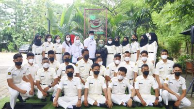 Wakil Wali Kota Bekasi Tri Adhianto bersama anggota paskibra