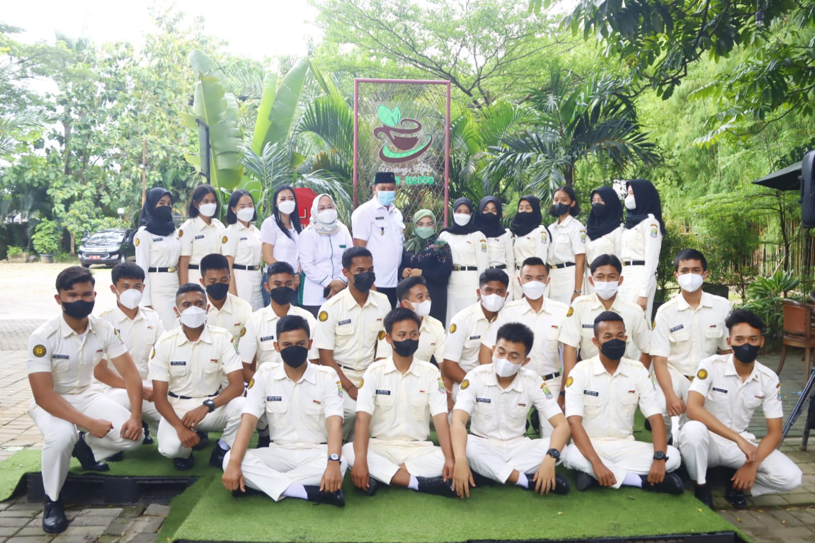 Wakil Wali Kota Bekasi Tri Adhianto bersama anggota paskibra
