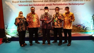 Wali Kota Terima Anugrah Layanan Investasi Atas Penilaian PTSP dan Percepatan Layanan Berusaha Tahun 2021