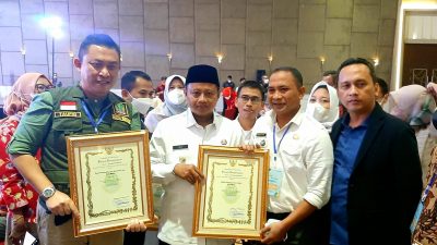 Peraihan penghargaan diterima perwakilan Pemkot Bekasi dari Wagub Jabar Uu Ruzanul Ulum