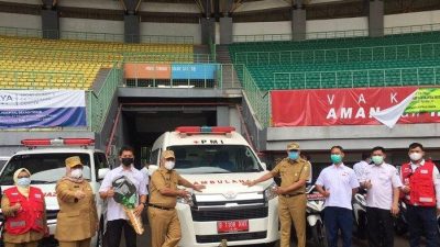 Wali Kota Bekasi Rahmat Effendi dan Wakil Wali Kota Bekasi menyerahkan bantuan ambulance kepada PMI Kota Bekasi