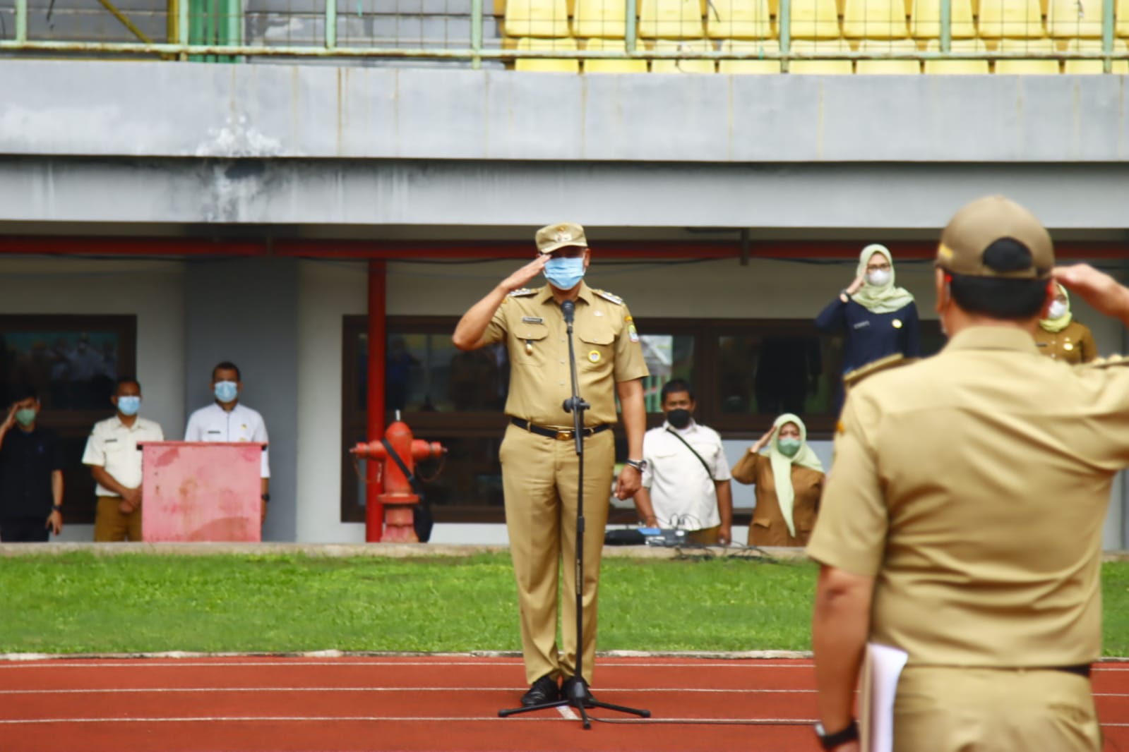 Tri Adhianto memimpin apel perdana saat menjabat sebagai Plt Wali Kota Bekasi