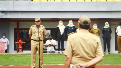 Tri Adhianto memimpin apel perdana saat menjabat sebagai Plt Wali Kota Bekasi