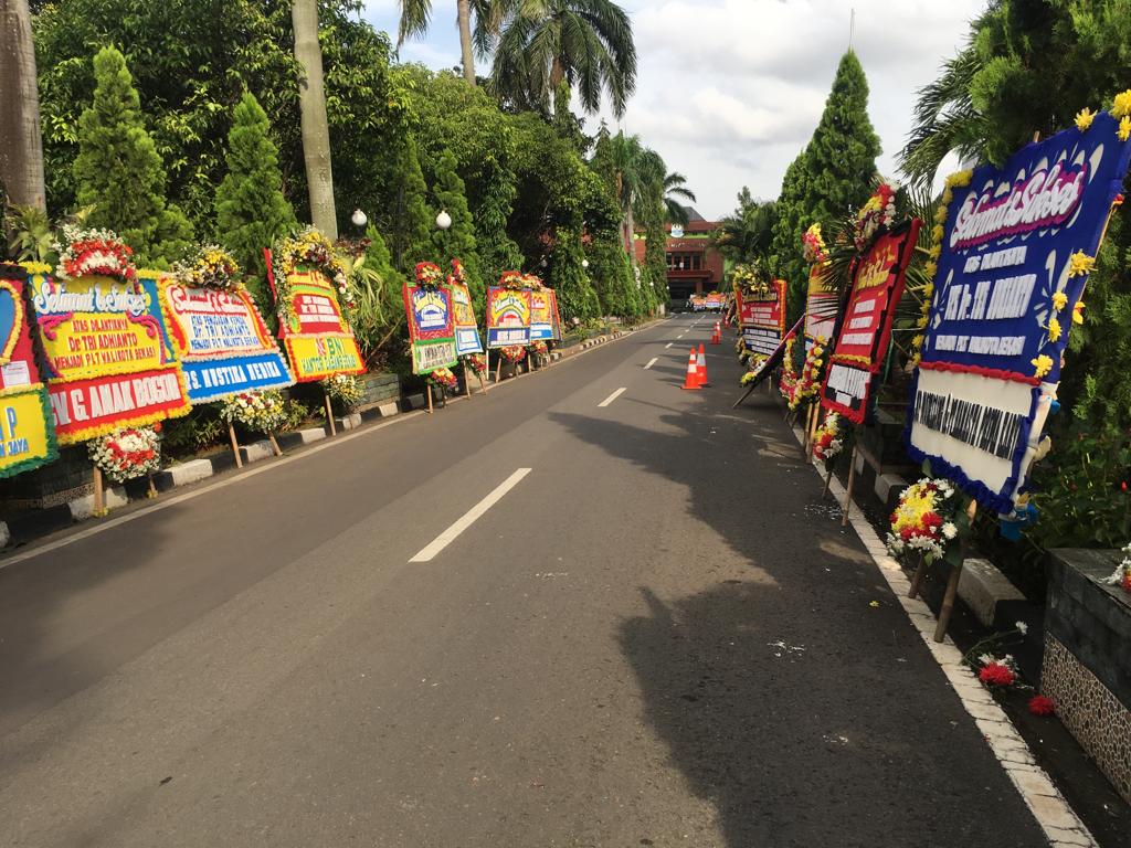 Karangan Bunga ucapan pengangkatan Plt Wali Kota Bekasi Tri Adhianto