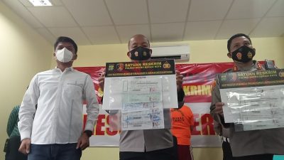 Kapolres Metro Bekasi Kota, Kombes Hengki (tengah) menunjukkan kwitansi bukti penipuan dengan modus menjadi pegawai Pemkot Bekasi