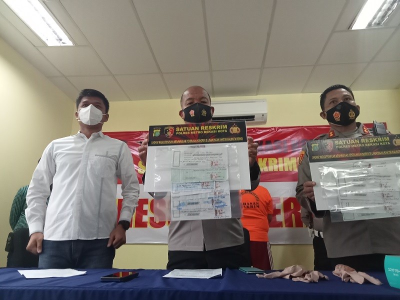 Kapolres Metro Bekasi Kota, Kombes Hengki (tengah) menunjukkan kwitansi bukti penipuan dengan modus menjadi pegawai Pemkot Bekasi