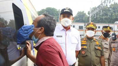 Tes acak kepada para penumpang KRL di Stasiun Bekasi