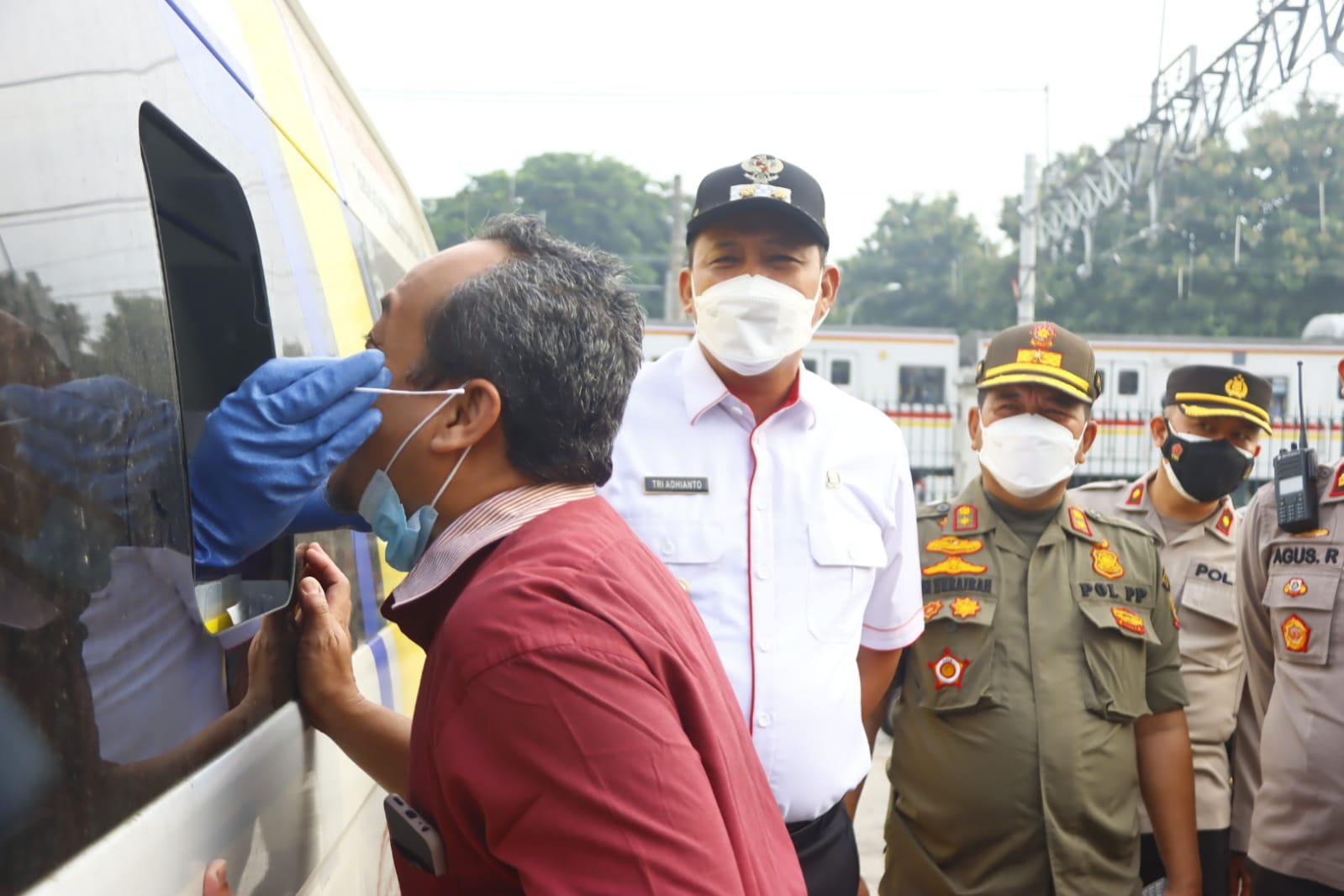 Tes acak kepada para penumpang KRL di Stasiun Bekasi