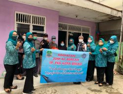 Program Jumat Berkah TP PKK Bagikan Bahan Pangan ke Warga