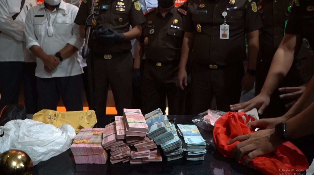 Barang bukti yang disita Kejati Jabar dari hasil OTT dua pegawai BPK Jabar di Kabupaten Bekasi