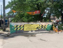 Jalan Utama Perum Taman Kebalen Rusak Parah, Warga Swadaya Perbaiki