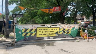 Banner Penutupan Jalan (Foto : Samudra Dwi Ananta)